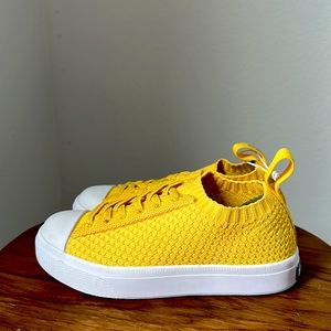 NWT Native Jefferson 2.0 Liteknit Bright Yellow US Child 12